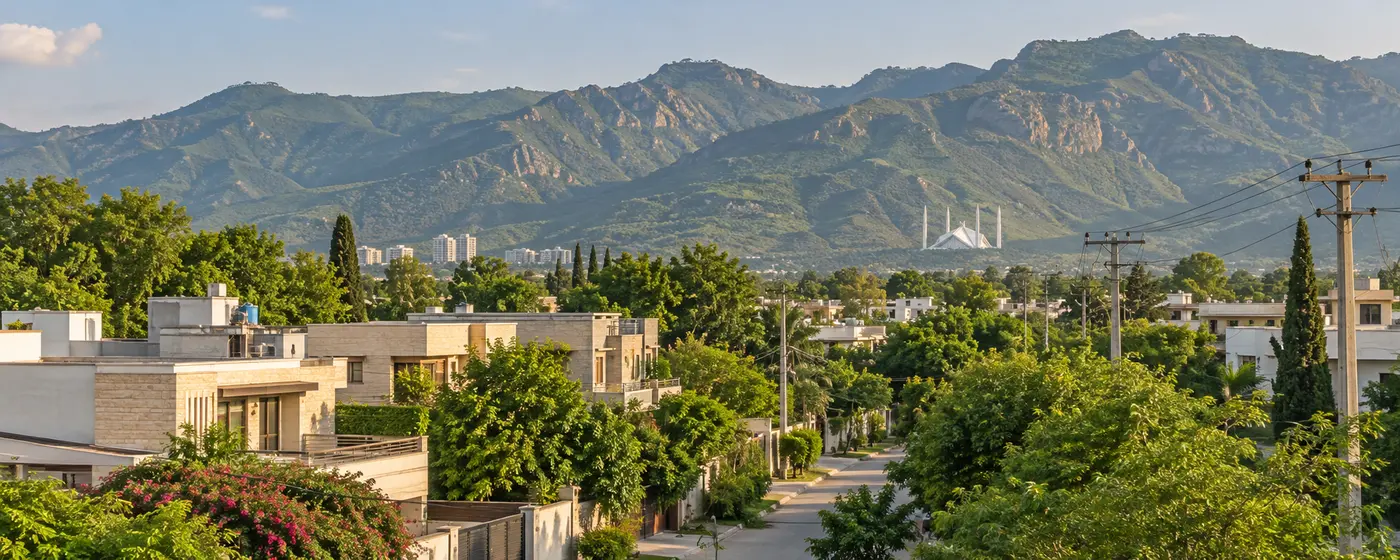 سبز پہاڑیوں اور بجلی کے بنیادی ڈھانچے کے ساتھ مثالی اسلام آباد کی چھتیں۔
